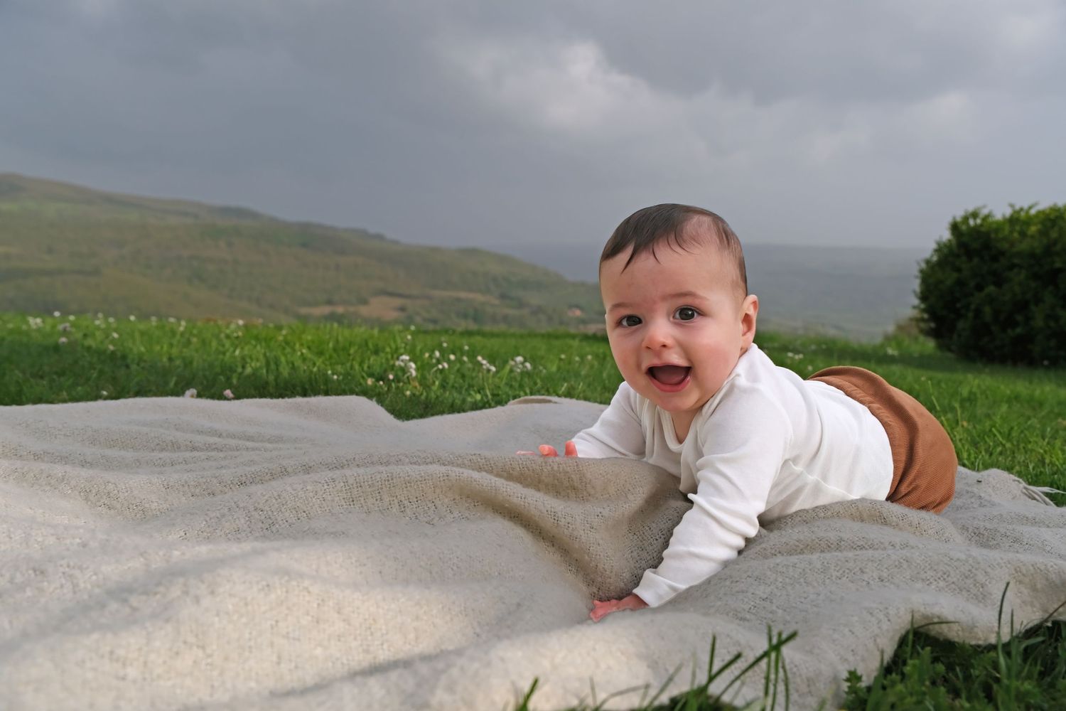 “Fun and relaxed family portrait in Italy with kids and parents enjoying authentic moments in Umbria and Tuscany.”