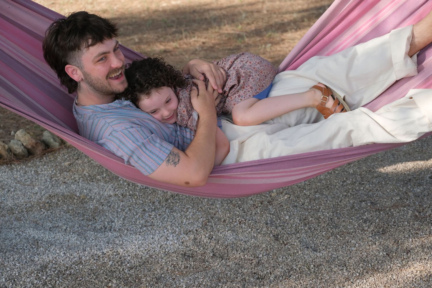 “Authentic family photography in Puglia with parents and kids enjoying joyful, relaxed moments.”