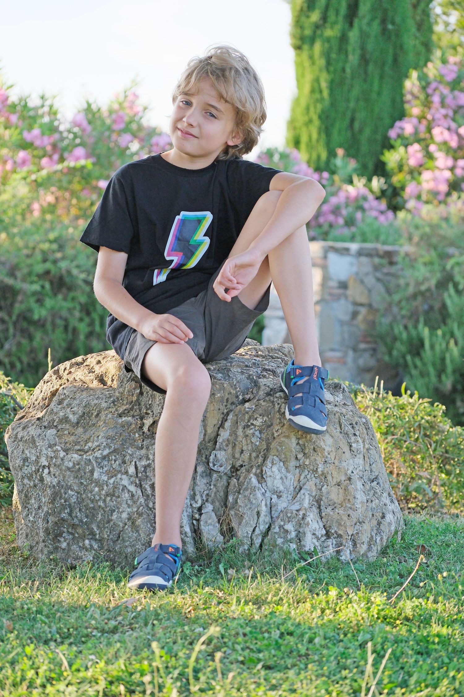 “Lively family photo in Italy capturing happy, playful, and natural moments with children and parents in Tuscany and Umbria.”