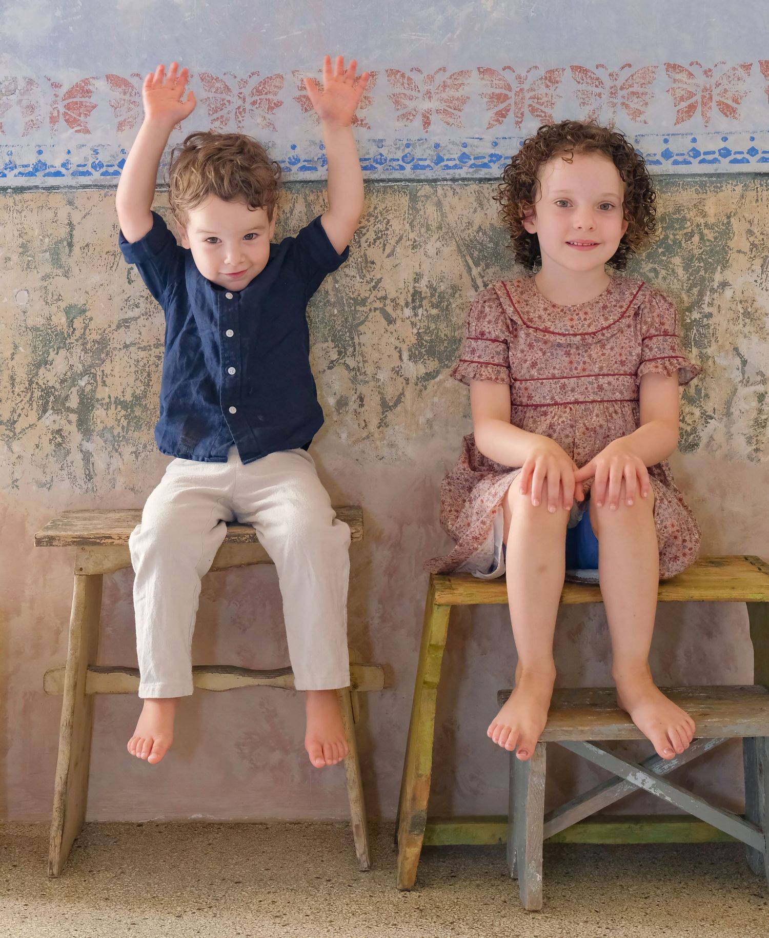 “Natural family portrait in Puglia capturing fun, joyful, and authentic moments with parents and children.”