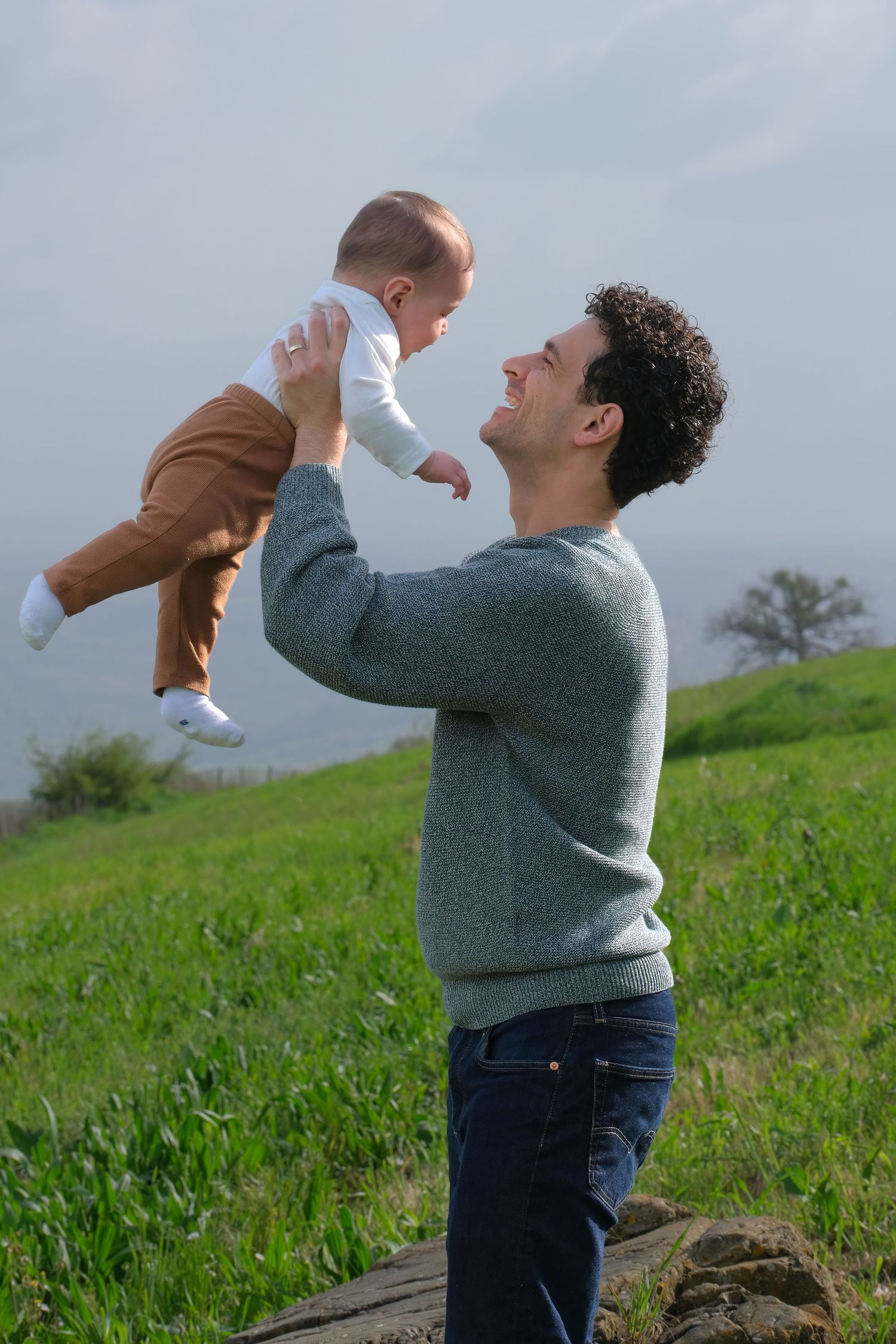 “Fun and relaxed family portrait in Italy with kids and parents enjoying authentic moments in Umbria and Tuscany.”