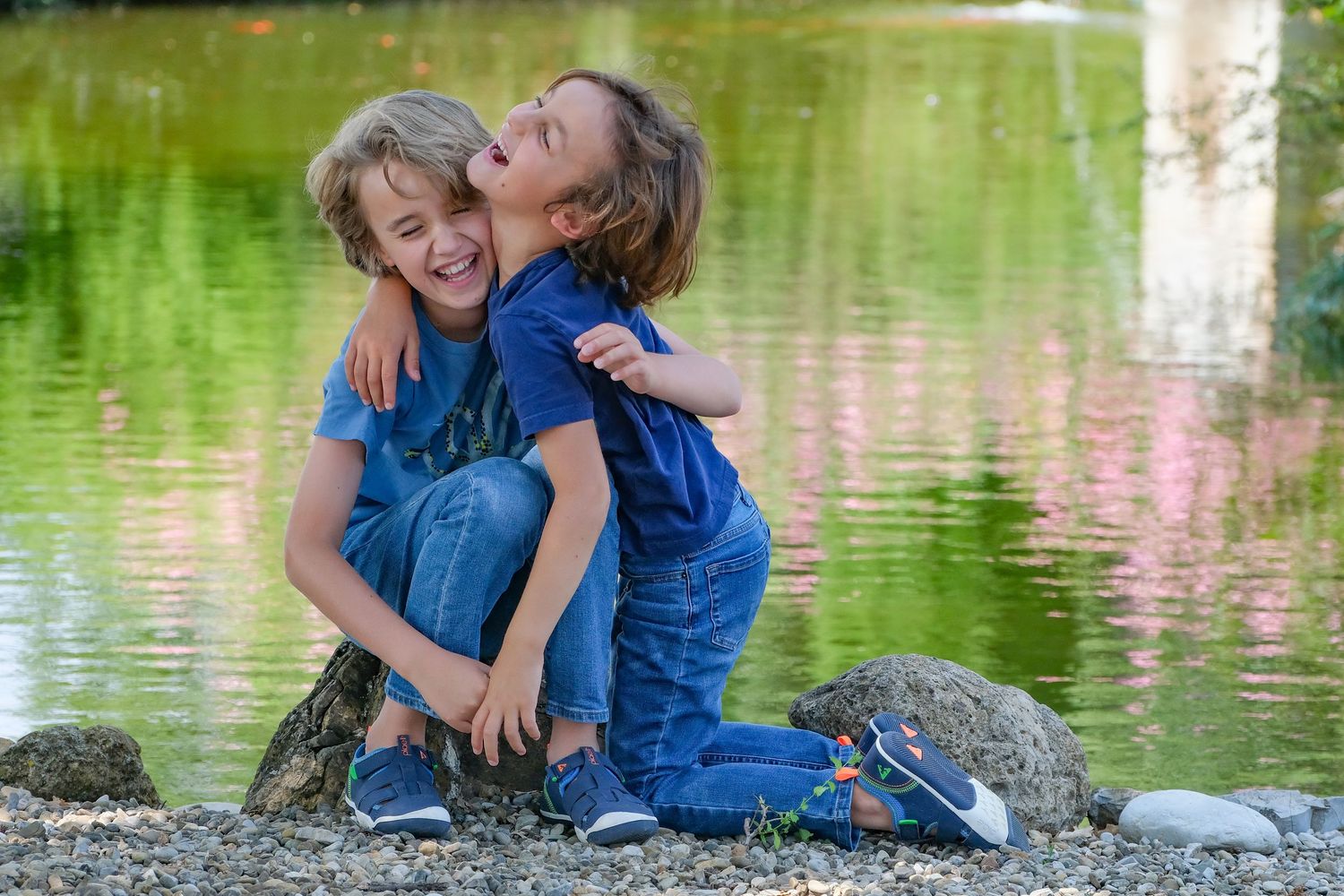 “Fun and relaxed family portrait in Italy with kids and parents enjoying authentic moments in Umbria and Tuscany.”