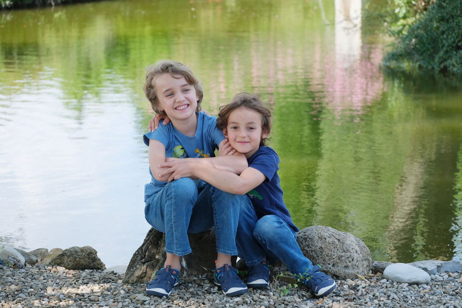 “Fun and relaxed family portrait in Italy with kids and parents enjoying authentic moments in Umbria and Tuscany.”