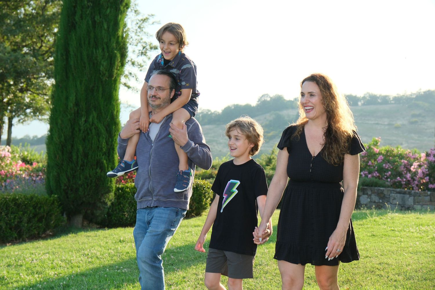 “Lively family photo in Italy capturing happy, playful, and natural moments with children and parents in Tuscany and Umbria.”