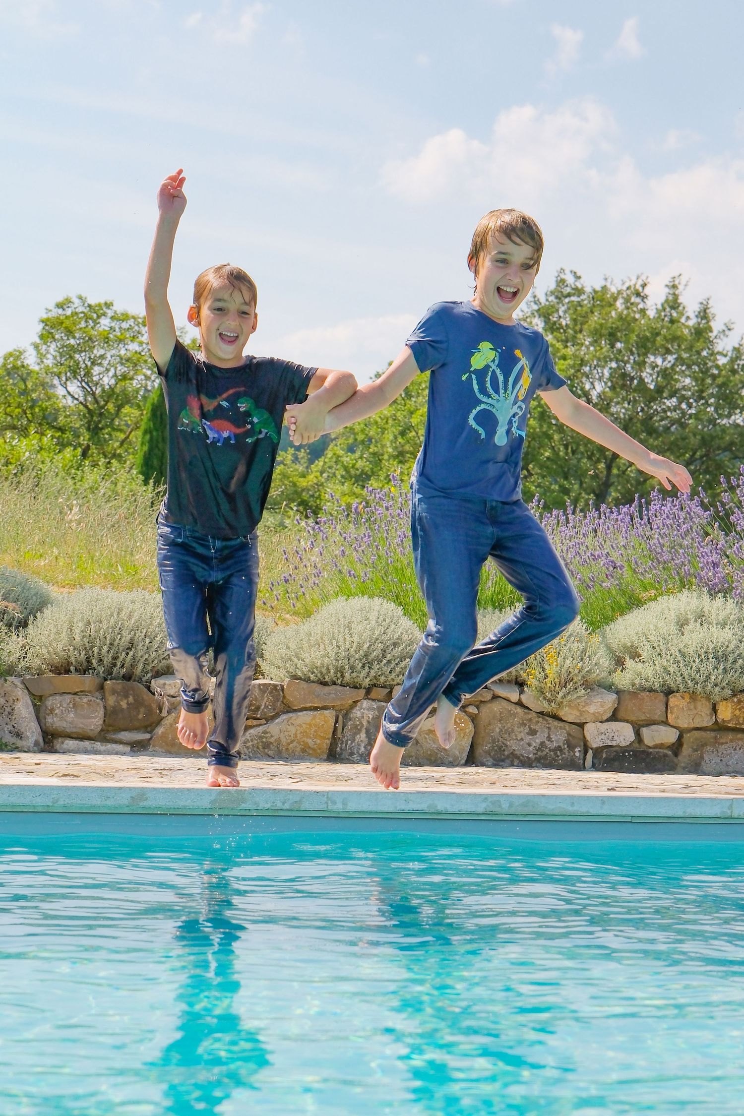 “Lively family photo in Italy capturing happy, playful, and natural moments with children and parents in Tuscany and Umbria.”