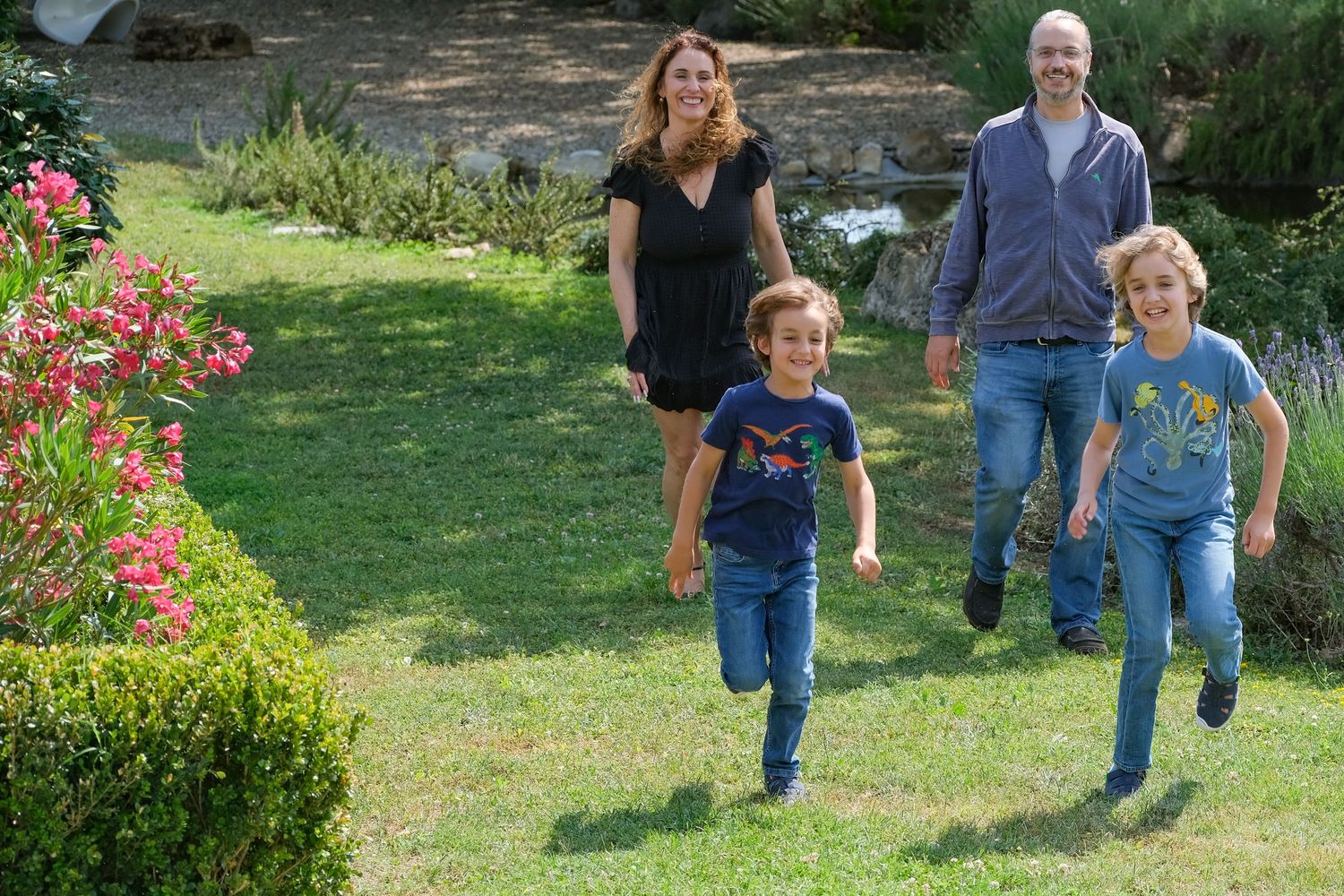 “Fun and relaxed family portrait in Italy with kids and parents enjoying authentic moments in Umbria and Tuscany.”