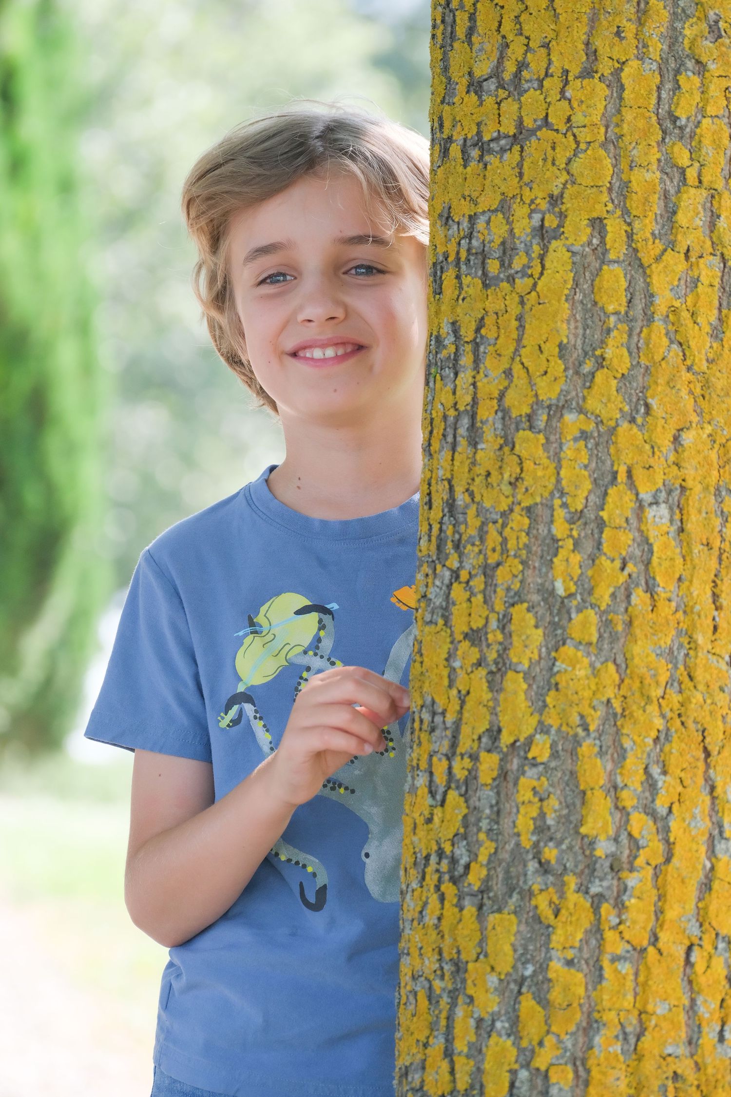 “Fun and relaxed family portrait in Italy with kids and parents enjoying authentic moments in Umbria and Tuscany.”