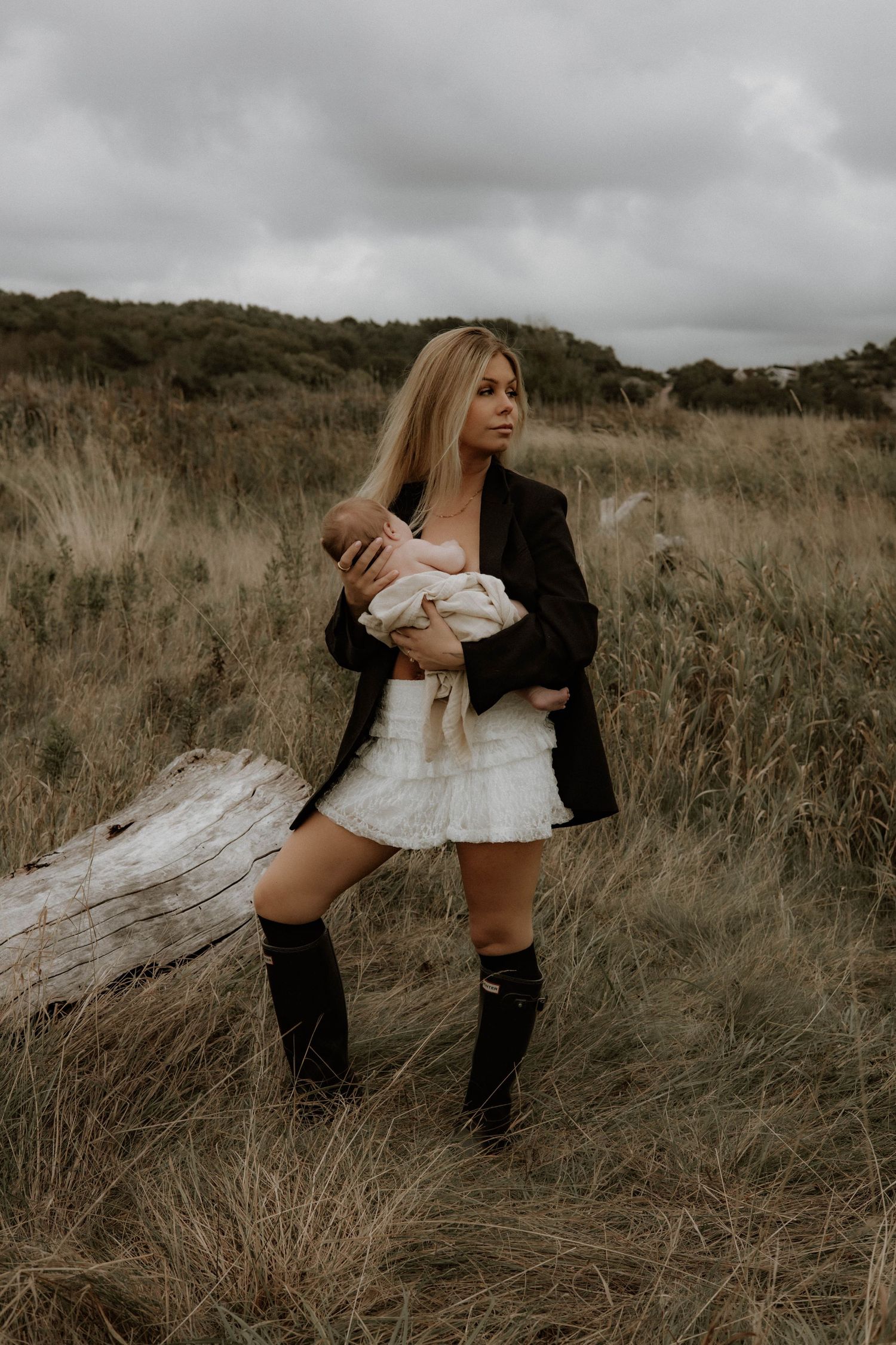 Mamma och son myser på en åker. Härliga omgivningar och miljö på västkusten. Mamma och barnfotografering. Sabina foto.