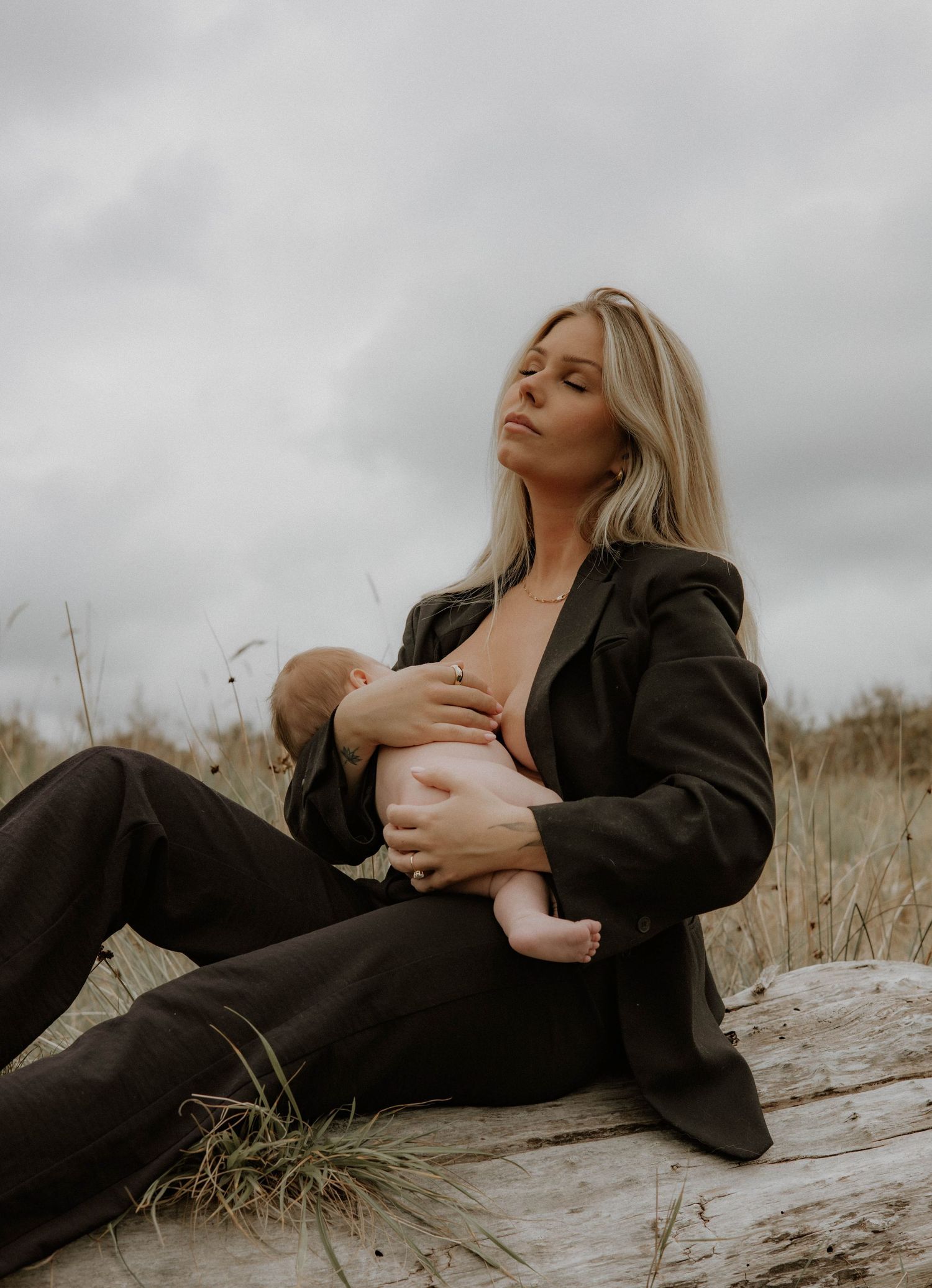Mamma och barn. Mamma ammar sitt barn. Barnfotografering på Väst kusten, Göteborg. Sabina photo.