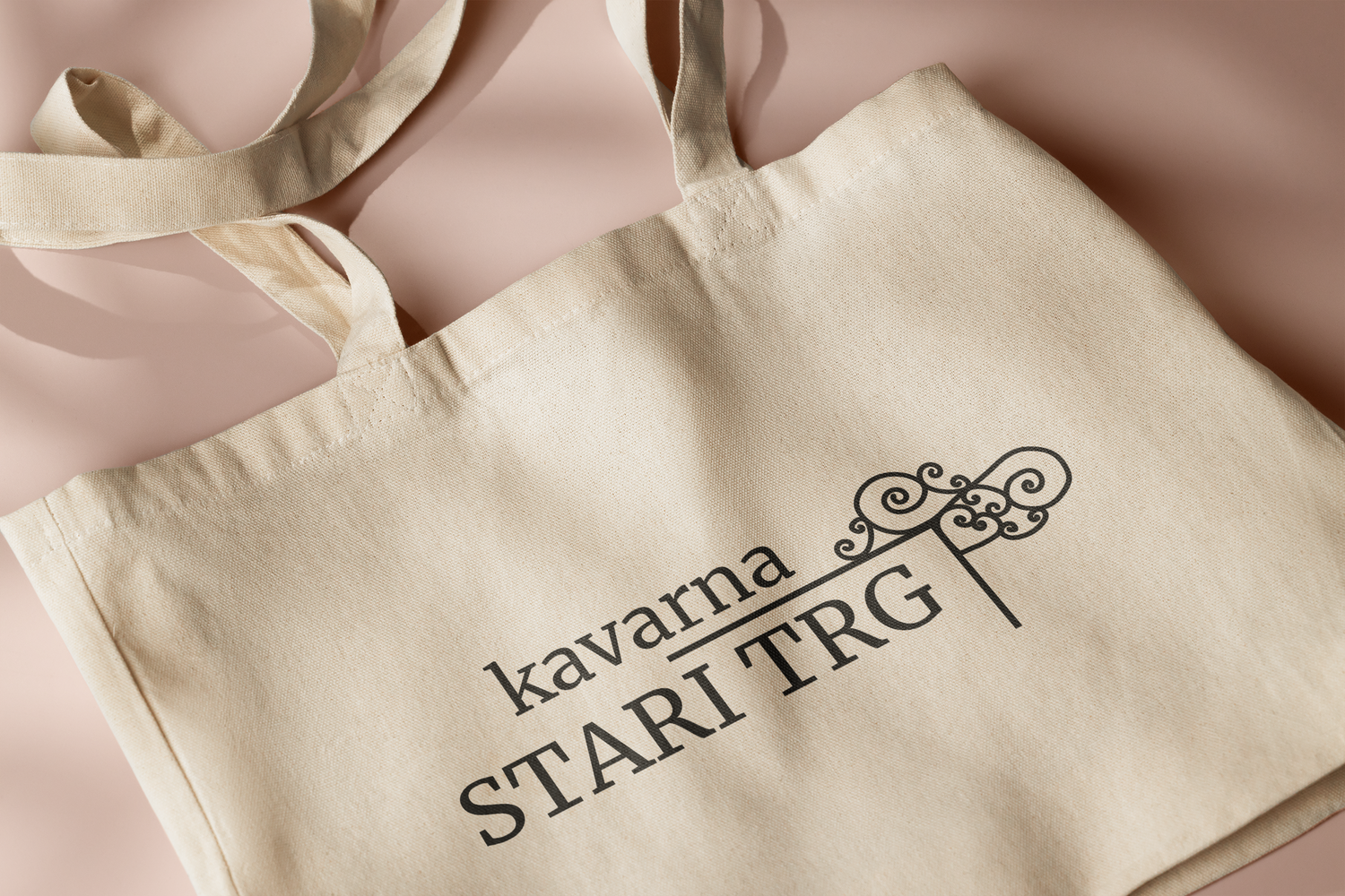 Fotografija logotipa kavarne Stari trg na vrečki iz blaga