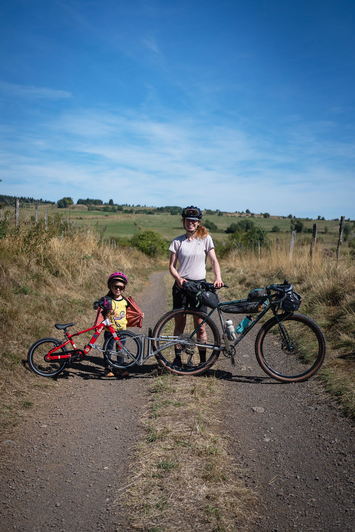 photo de Jeanne lepoix et sa fille à vélo