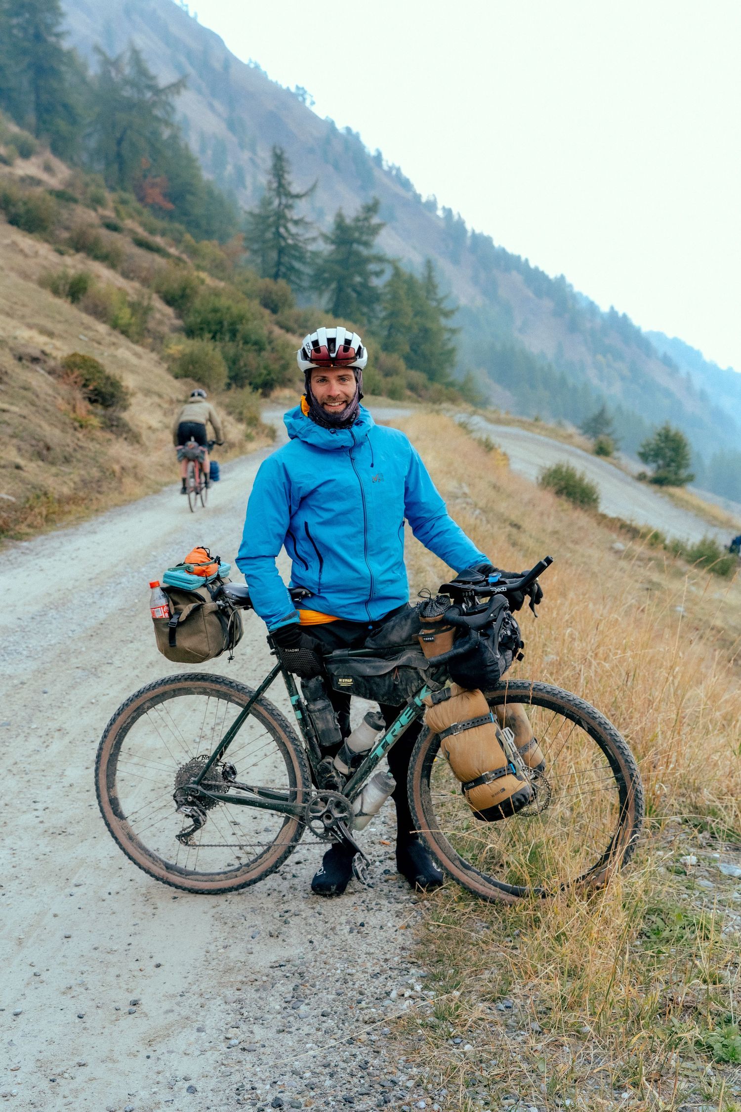 un homme en bikepacking sur l'assietta avec son set up complet et son gravel