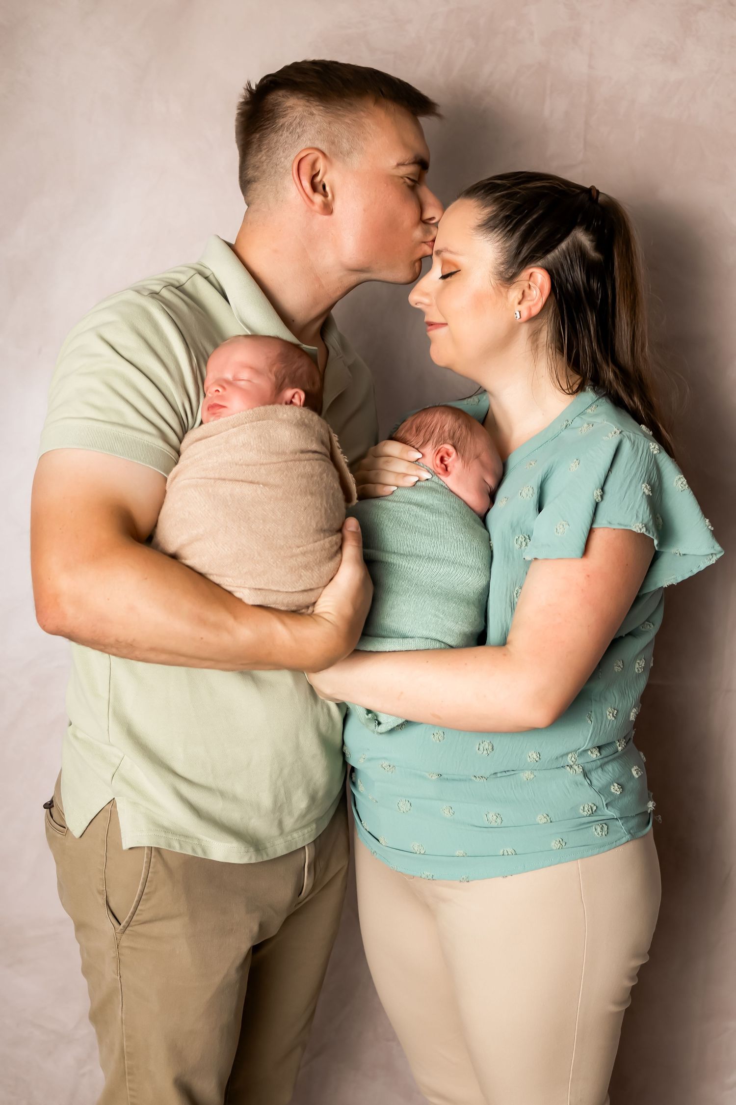 newborn photographer of twins in Richmond, Virginia. Maternity photographer in RVA. Family photographer in Richmond, VA. Photographer