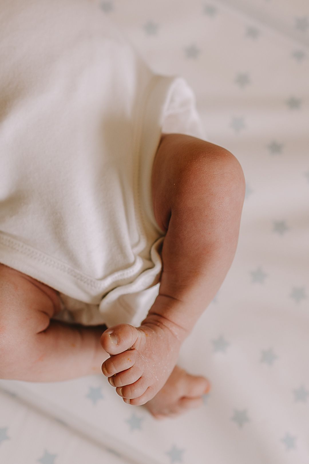 newborn, at home, tiny toes,