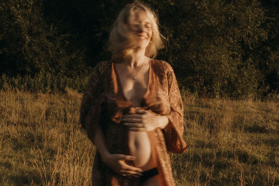 maternity, outdoors, golden hour