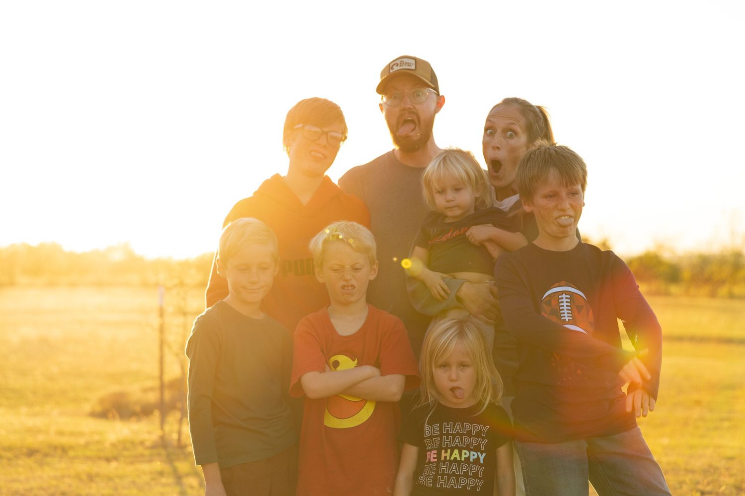outdoor family portrait at golden hour smiling extended family with kids and parents natural light portrait photography session professional