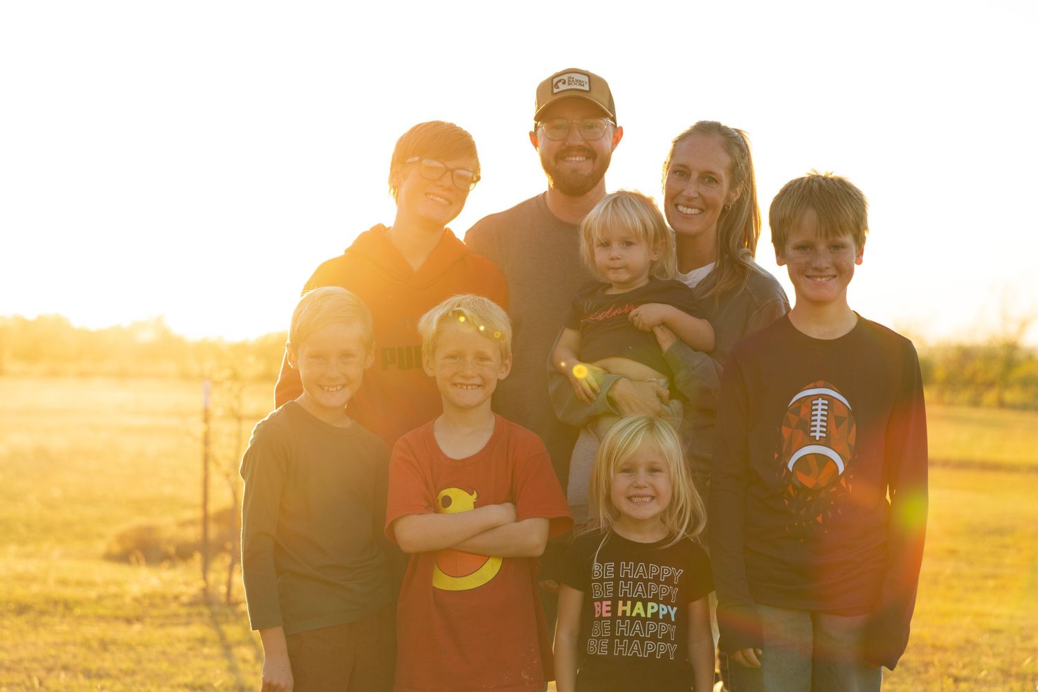 outdoor family portrait at golden hour smiling extended family with kids and parents natural light portrait photography session professional