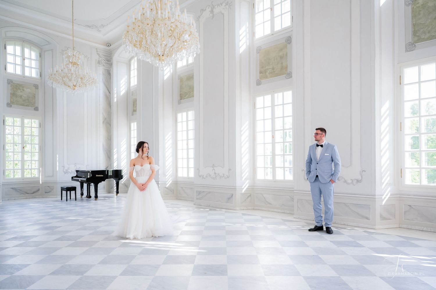 Sesja ślubna w stylu glamour, portrety pary na sali balowej, naturalna fotografia ślubna Tarnobrzeg