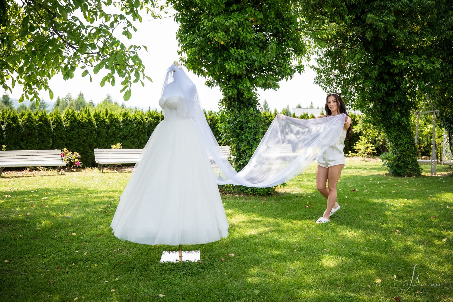 Przygotowania panny młodej w ogrodzie, prezentacja sukni ślubnej, fotograf ślubny Podkarpackie