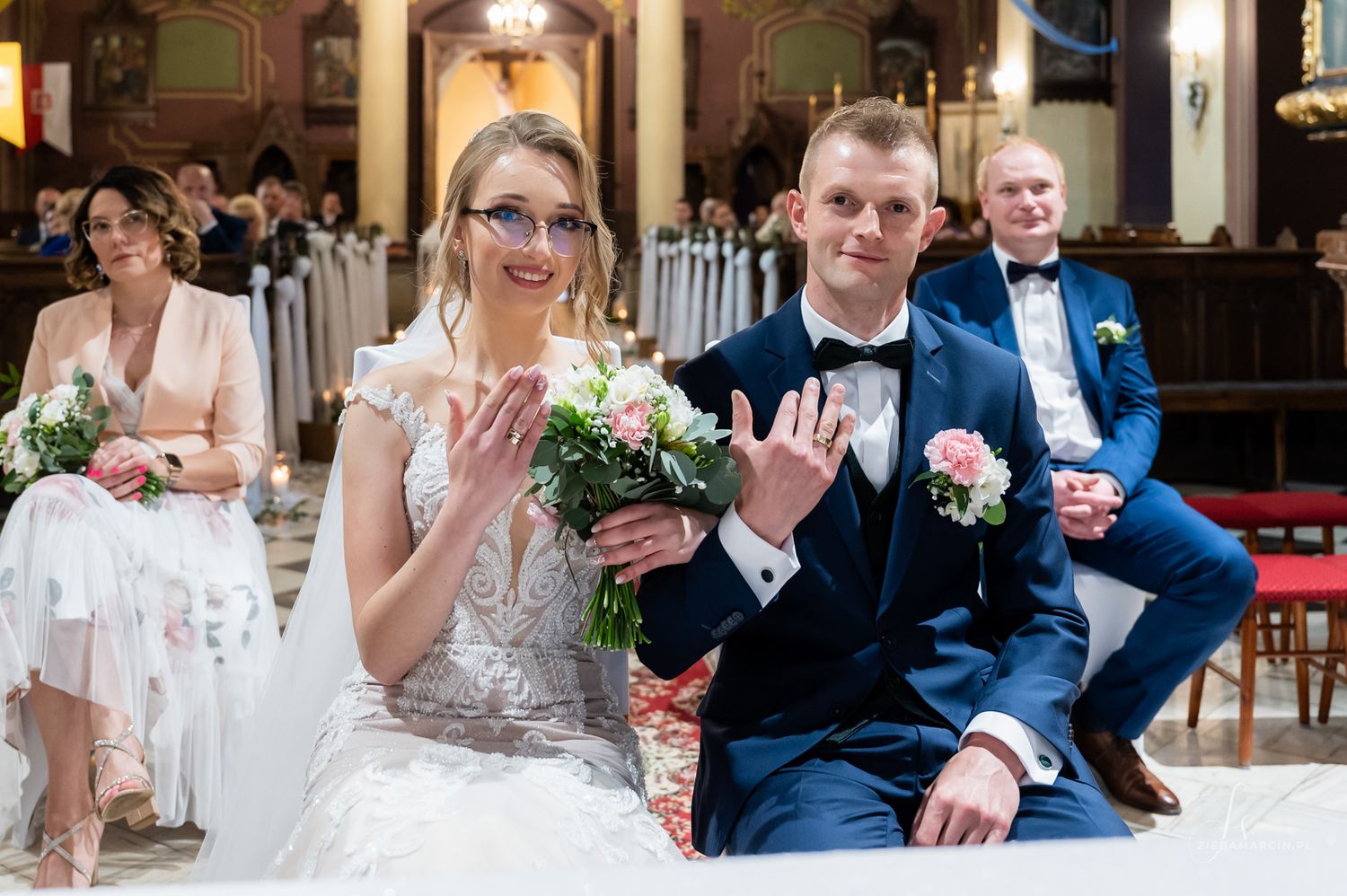 Symboliczne pokazanie obrączek po ślubie, fotograf ślubny Pilzno
