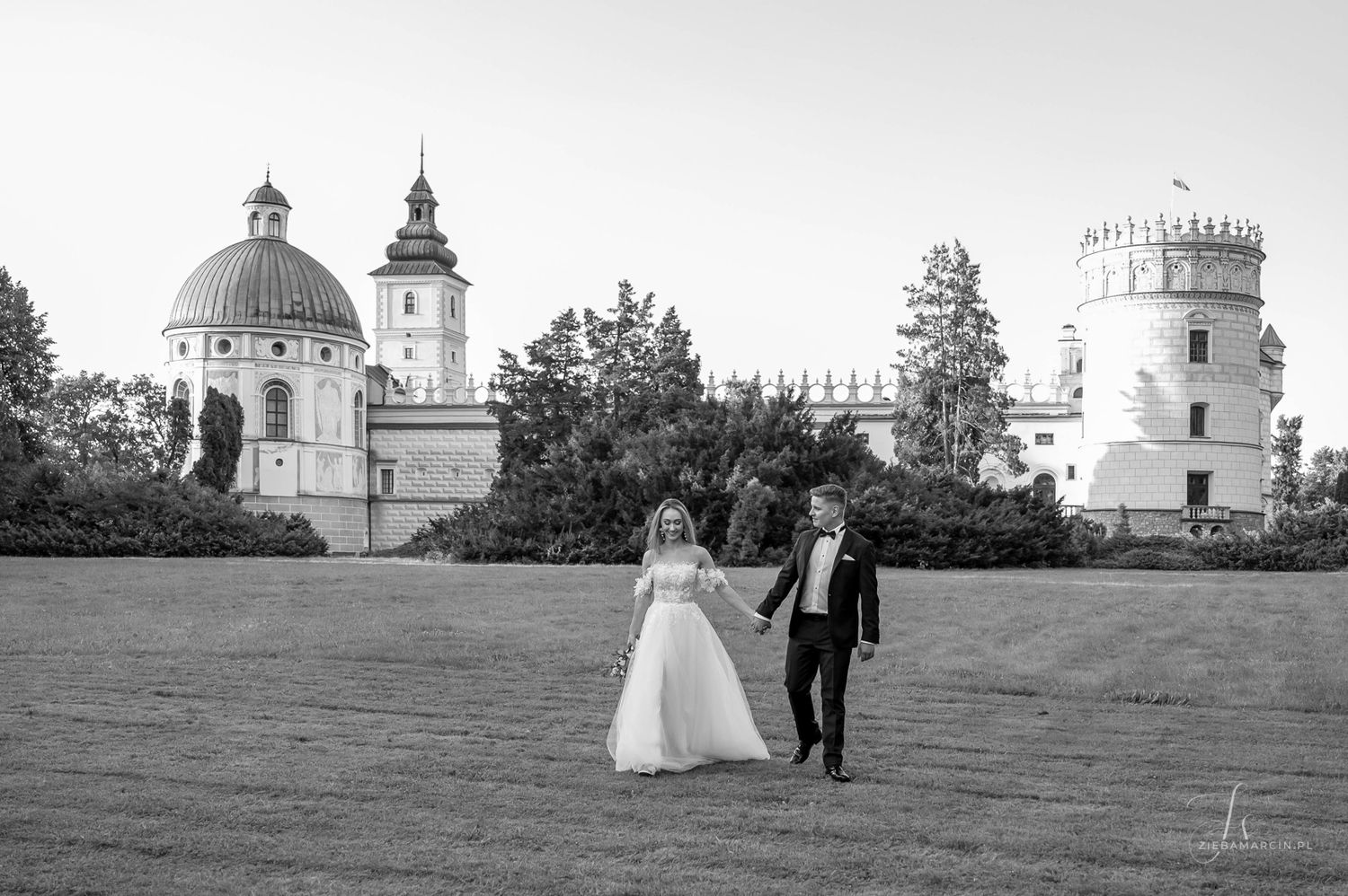 Spacer pary młodej na tle zamku, fotografia ślubna Przemyśl