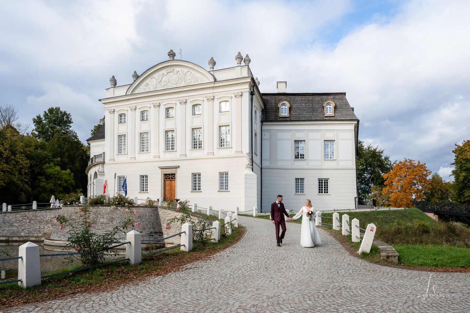 Para ślubna na sesji przed Pałacem w Kurozwękach, sesja ślubna glamour, fotografia ślubna Sandomierz
