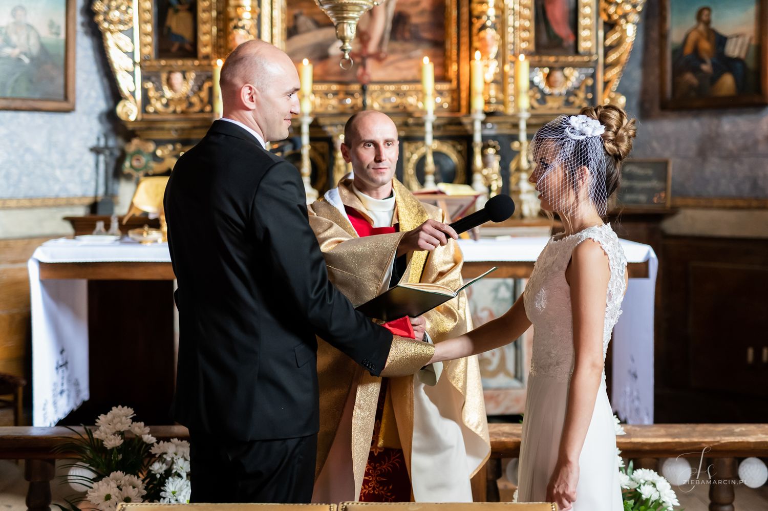 Para młoda przy ołtarzu w trakcie ślubu, fotografia ślubna Łańcut