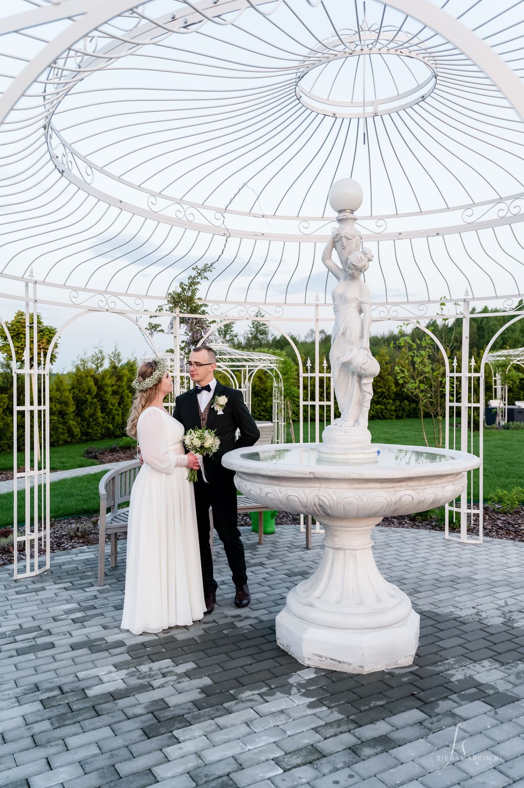 Naturalna mini sesja pary młodej bez pozowania, fotograf ślubny Grybów