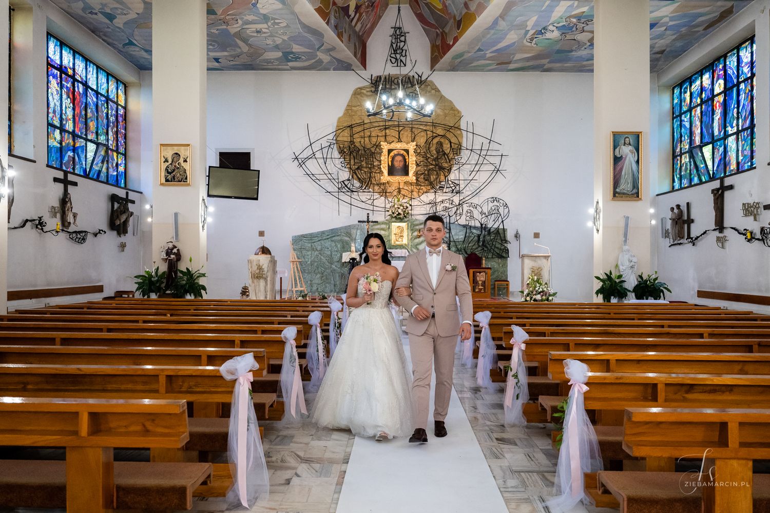 Wyjście pary młodej z kościoła, naturalna fotografia ślubna Dębica i okolice