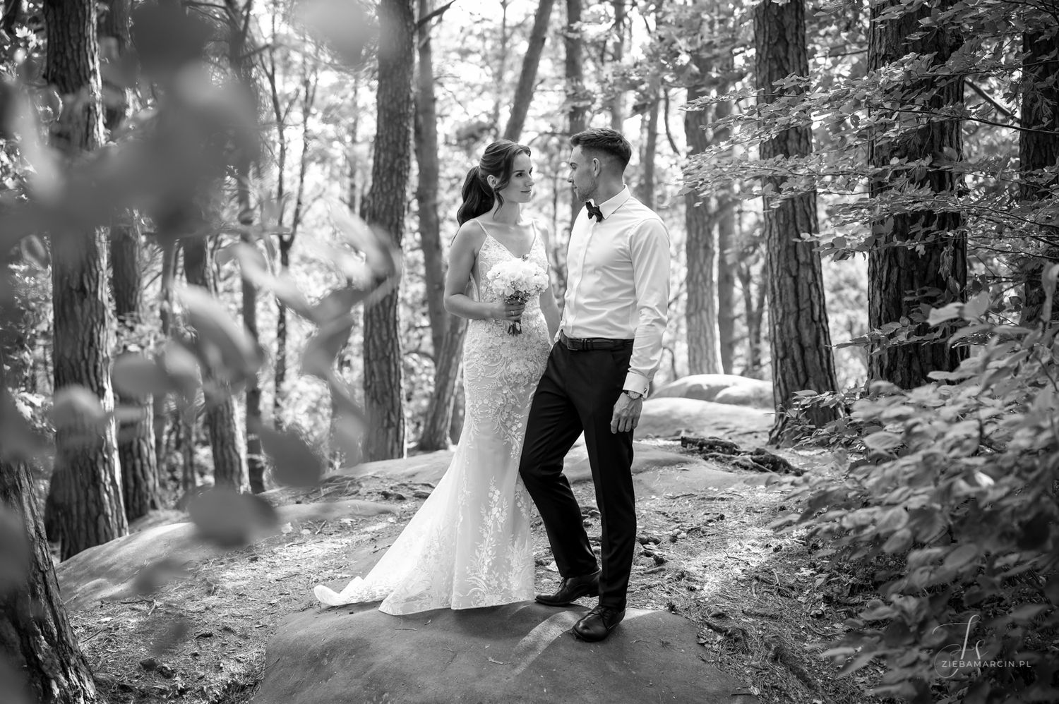 Para młoda w Skamieniałym Mieście w Ciężkowicach - sesja blisko natury, fotograf ślubny Tuchów