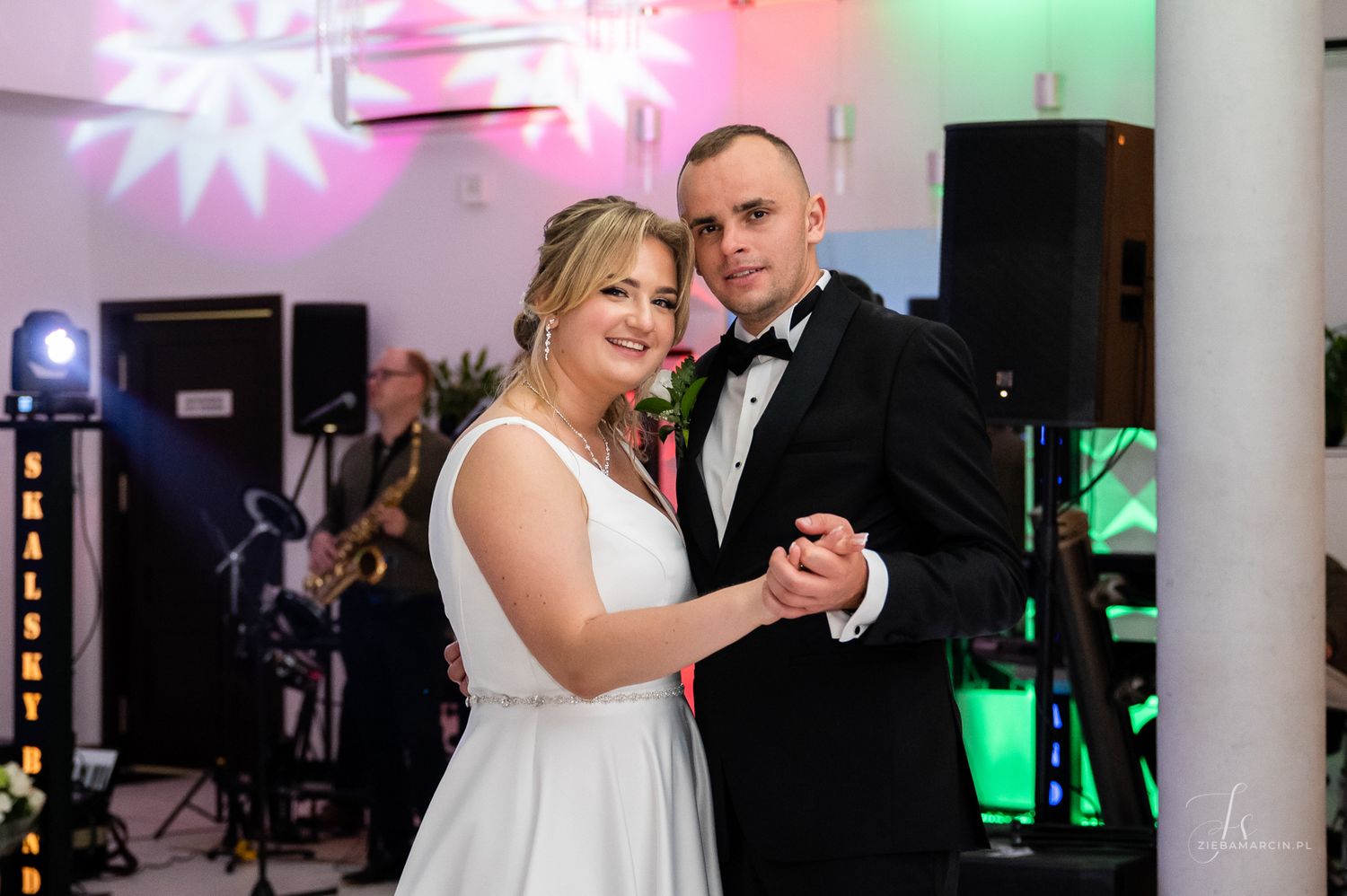 Romantyczne ujęcie z mnóstwem kolorowego światła, wesele w Aquila