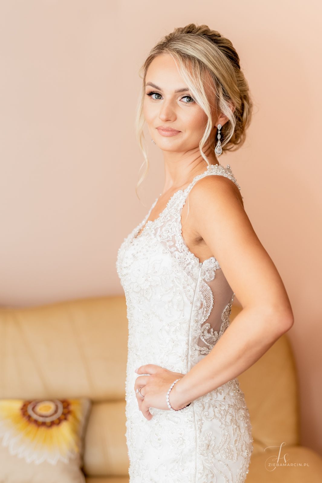 Portret panny młodej podczas przygotowań ślubnych, fotograf ślubny Dąbrowa Tarnowska