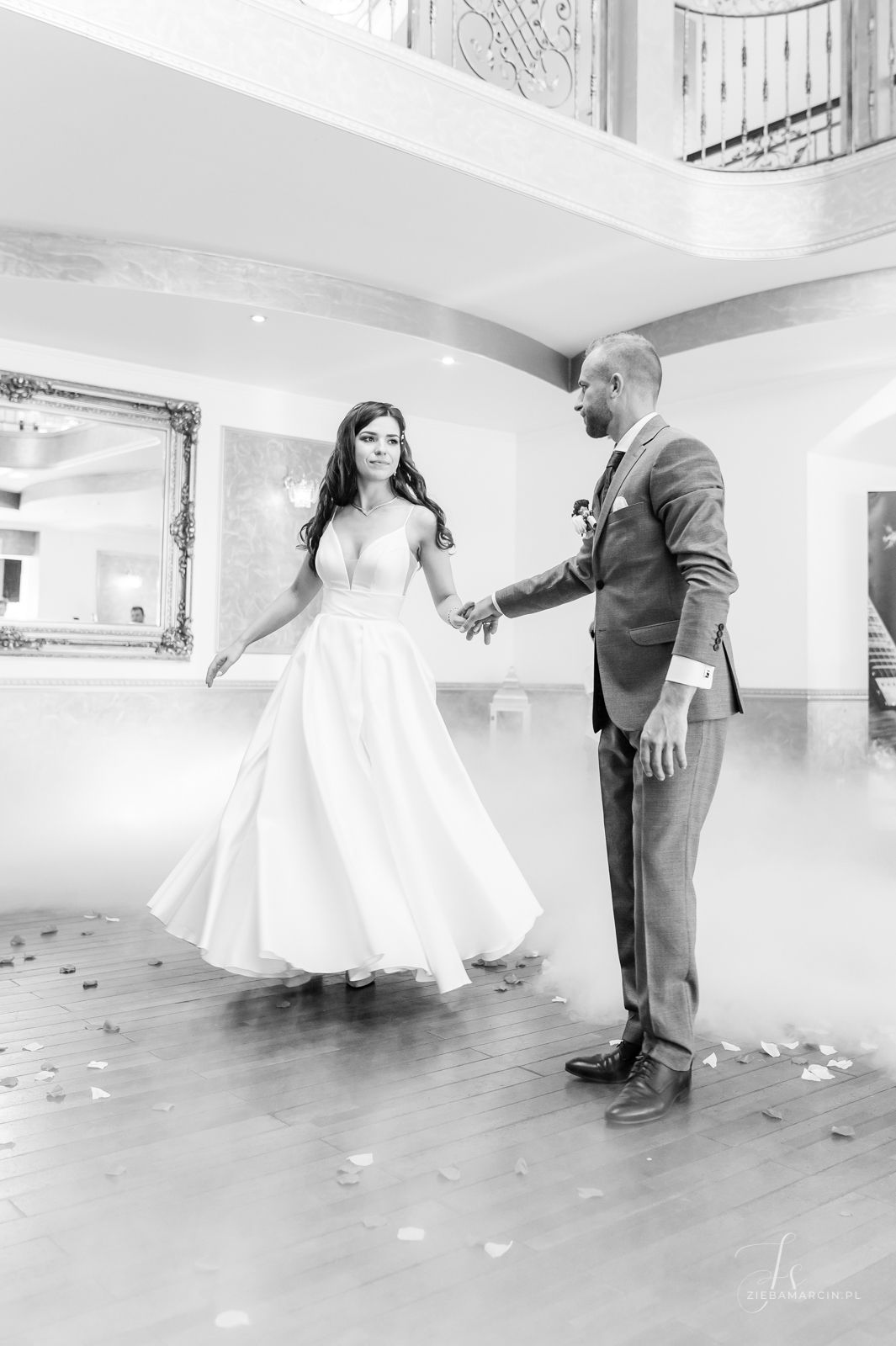 Pierwszy taniec pary młodej w ciężkim dymie, fotograf ślubny Dębica