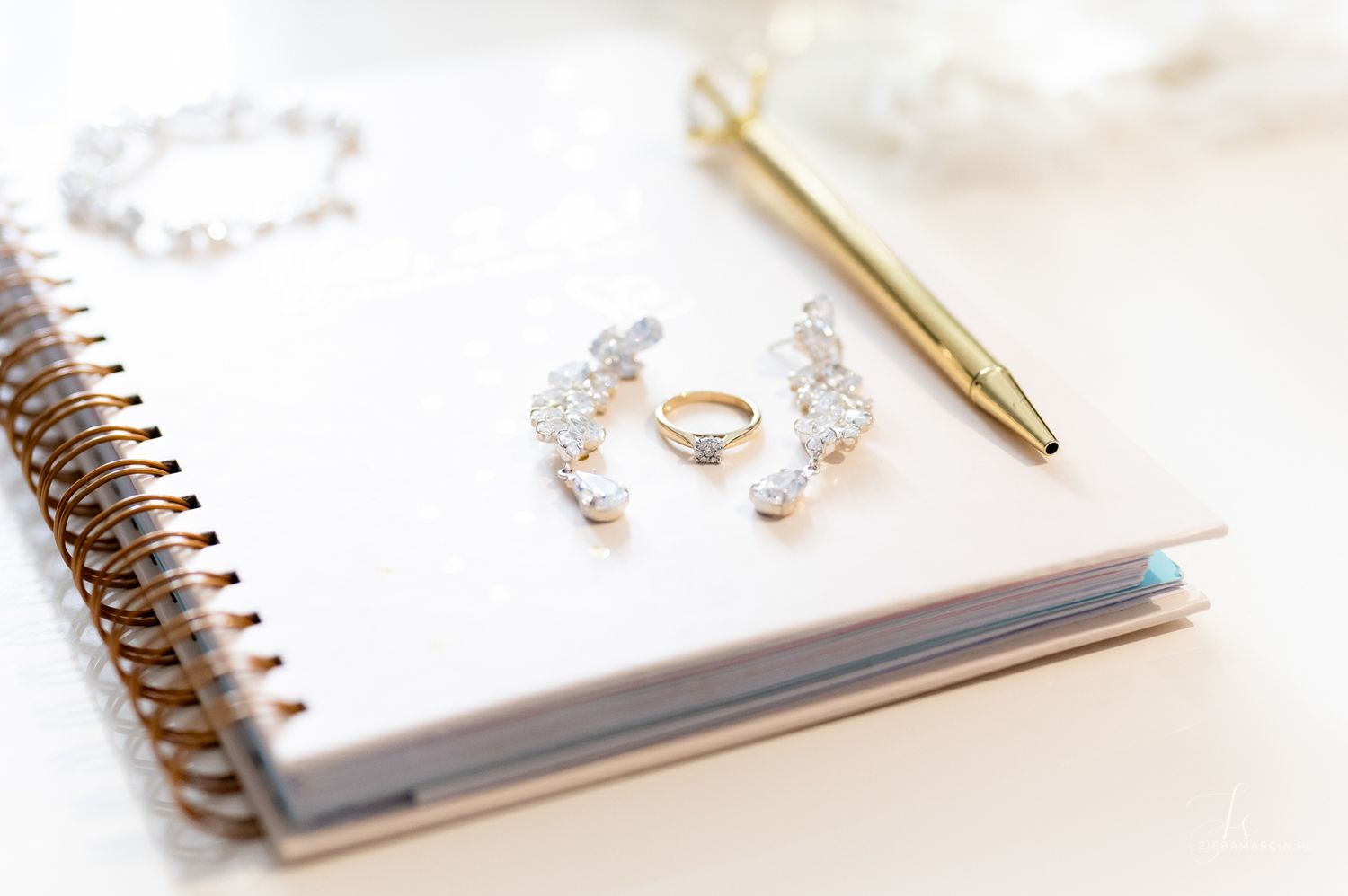 Detale panny młodej, wedding planner, pierścionek, zdjęcia ślubne z przygotowań Smarżowa