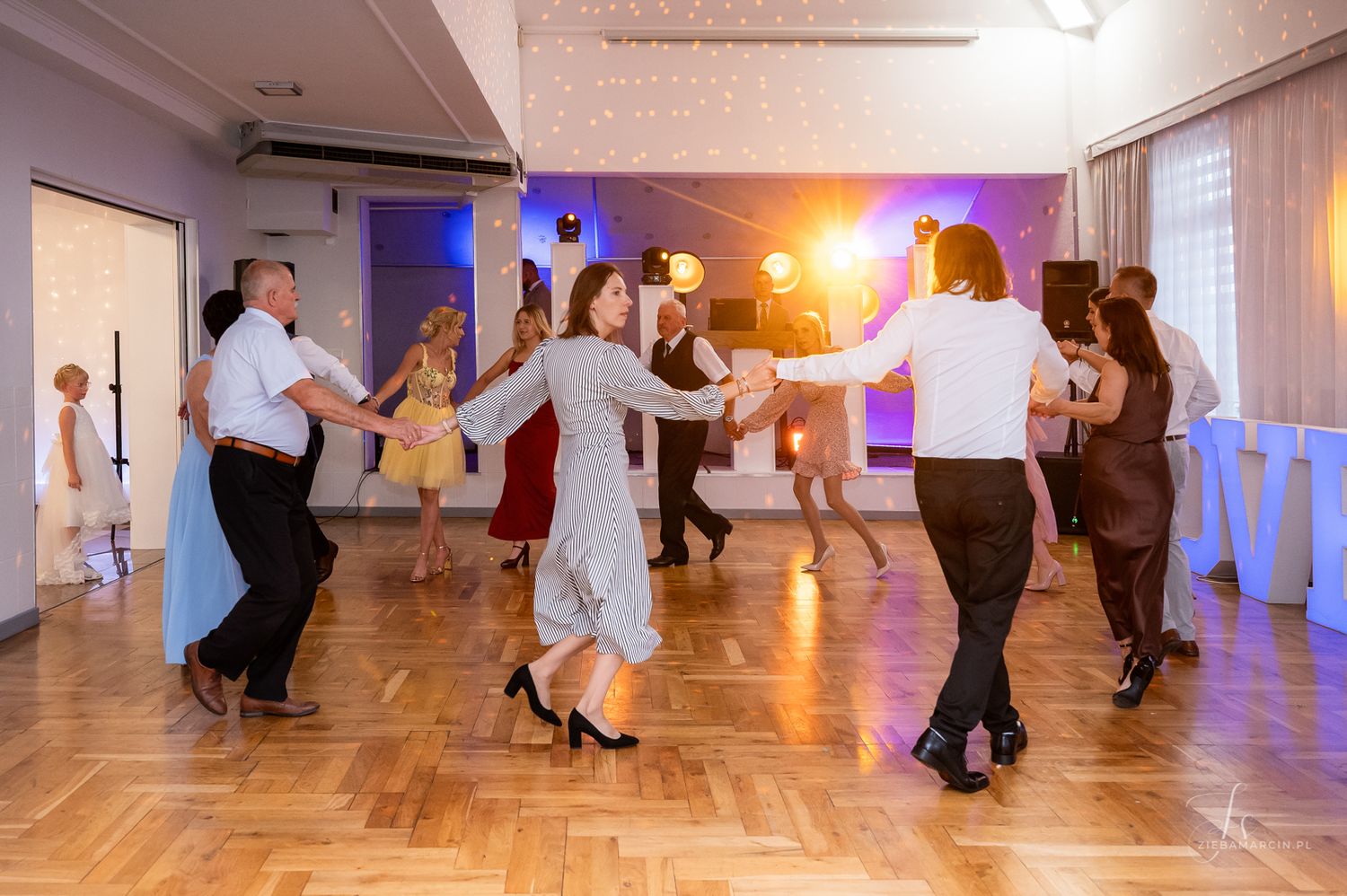 Zabawa weselna na parkiecie z DJ-em, naturalna fotografia ślubna Dębica