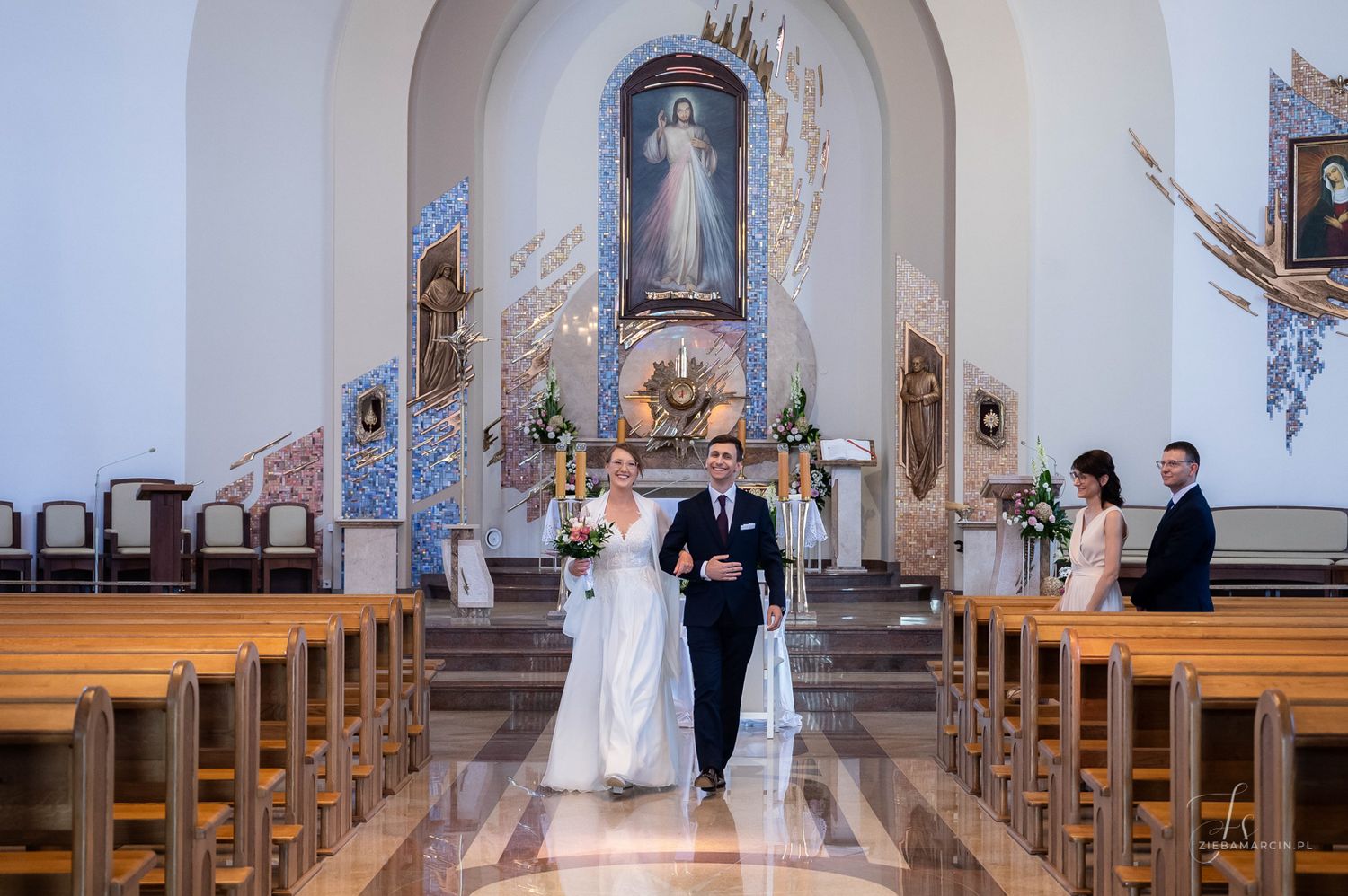 Wyjście pary młodej z kościoła, fotograf ślubny Sędziszów Małopolski