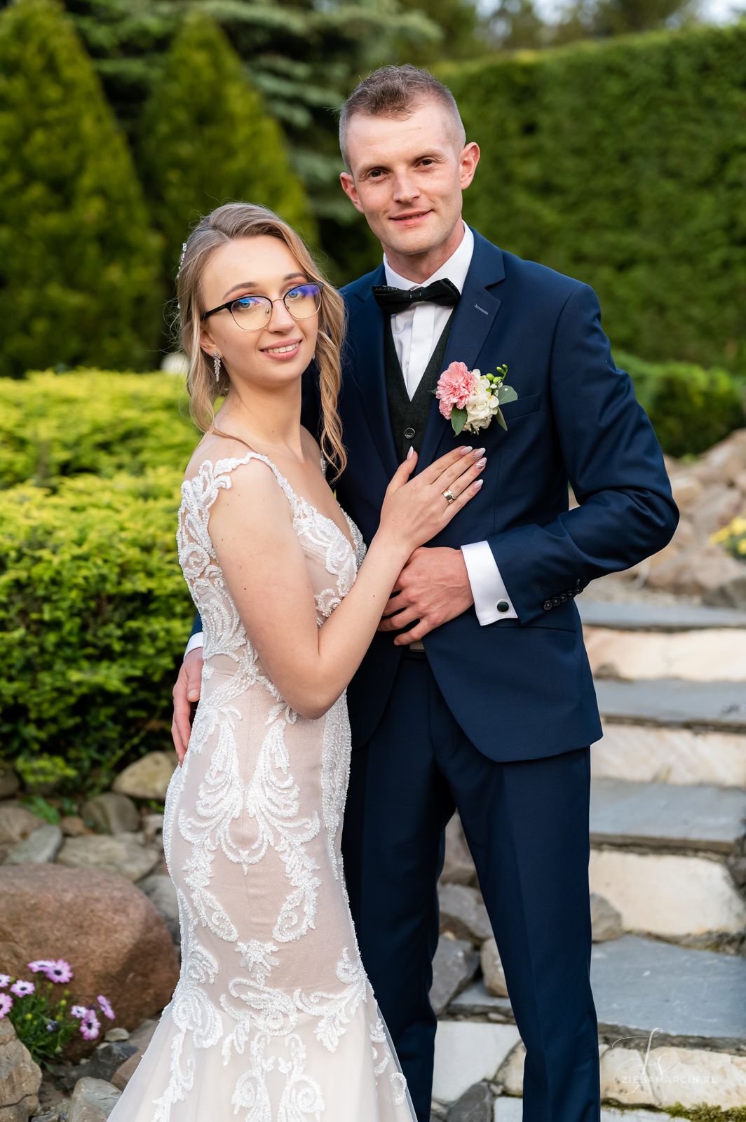 Uśmiechy i przytulenia podczas mini sesji ślubnej, fotograf Tarnów