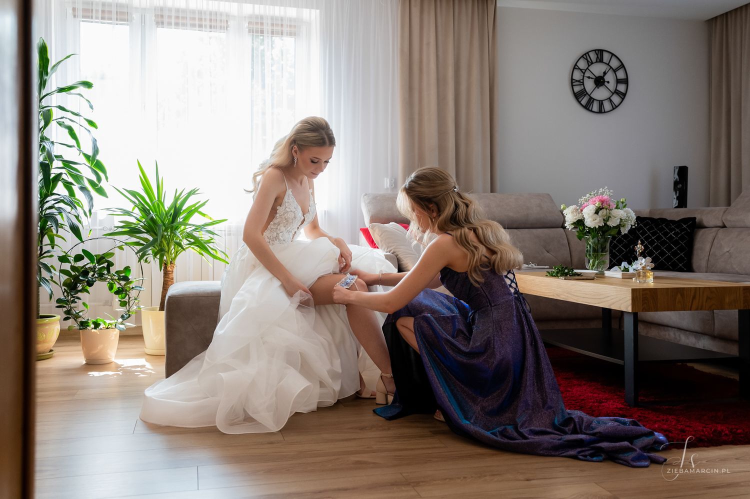 Świadkowa i panna młoda podczas porannych przygotowań, fotografia ślubna Pilzno