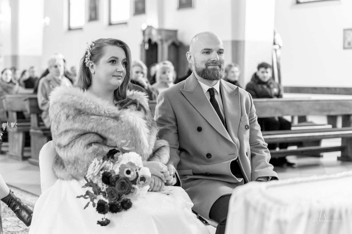 Para młoda przy ołtarzu w trakcie ślubu, fotografia ślubna Czermna