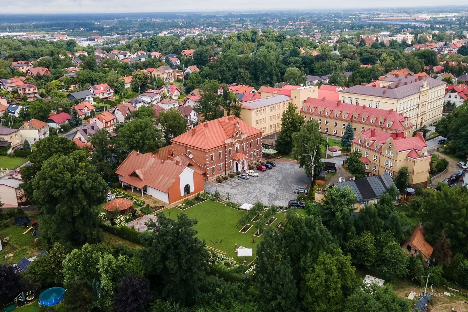 Ogród przy Auli St. Nicolai z huśtawkami i altaną, idealny do zdjęć ślubnych, sala weselna Bochnia