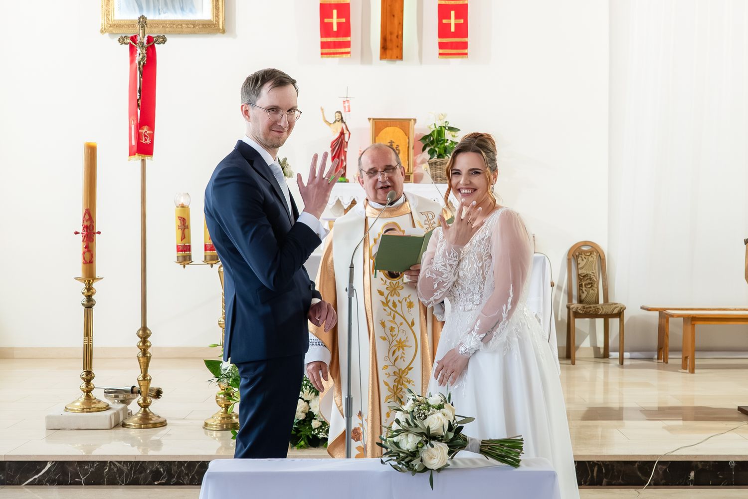 Symbol miłości - obrączki po ceremonii zaślubin, ceremonia ślubna w kościele Rzeszów