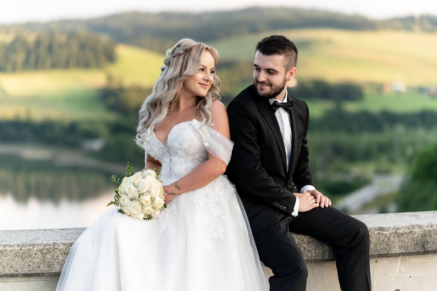 Para młoda, sesja ślubna na zaporze wodnej, fotografia ślubna Niedzica