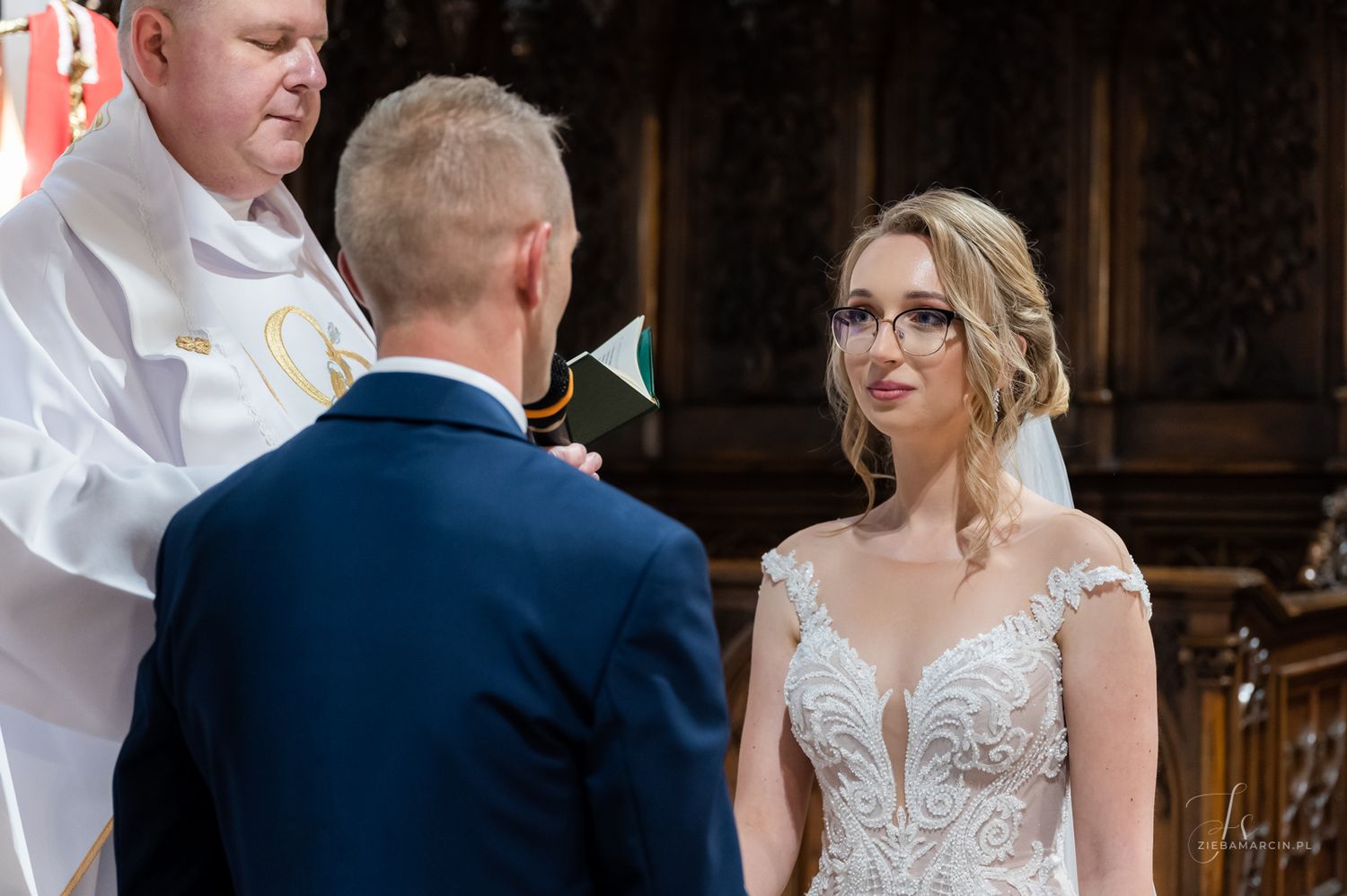 Przysięga małżeńska podczas ceremonii ślubnej, fotograf Pilzno