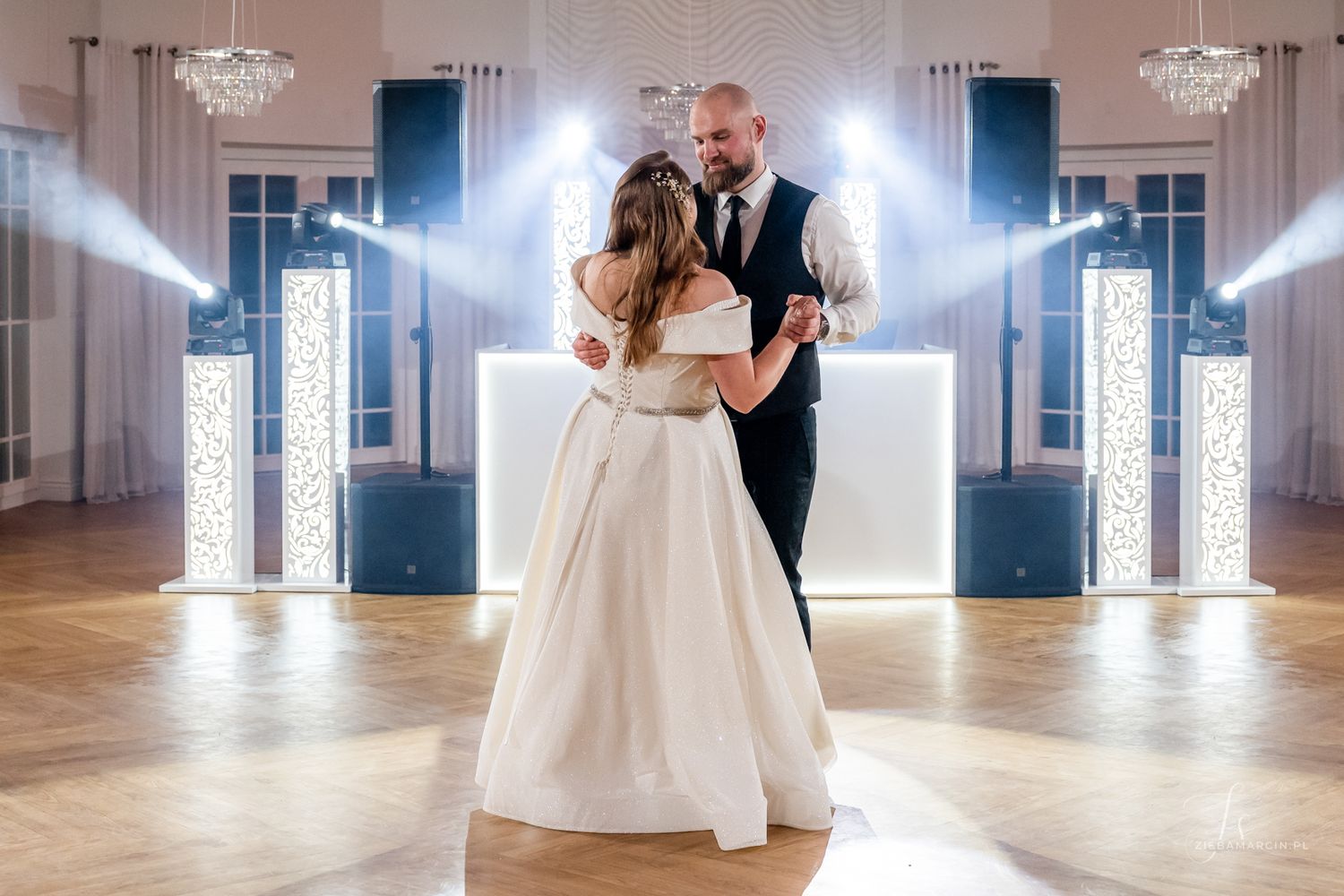 Pierwszy taniec pary młodej w sali weselnej, fotografia ślubna Tarnów