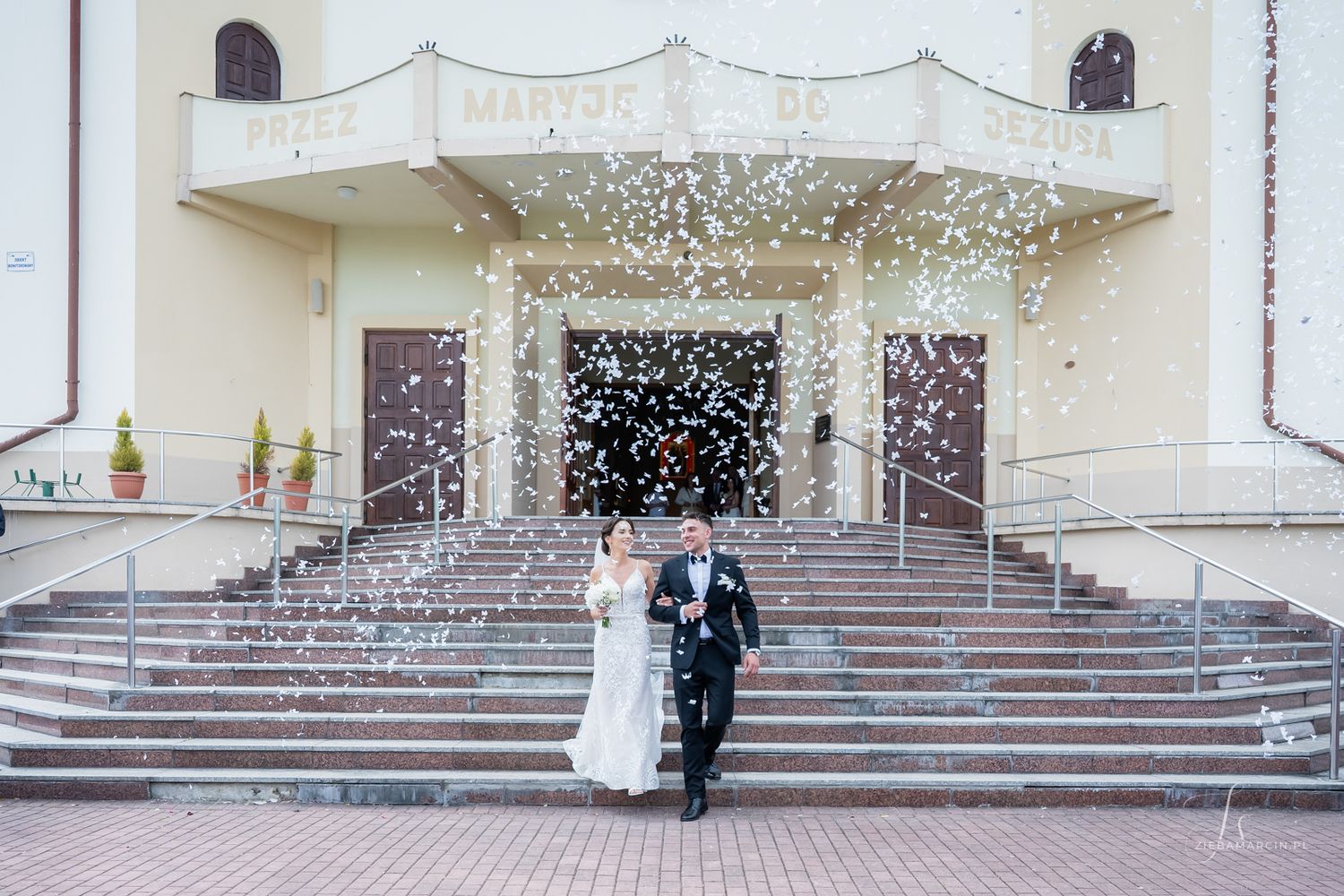Radość pary młodej w konfetti podczas wyjścia z kościoła, fotograf ślubny Jasło
