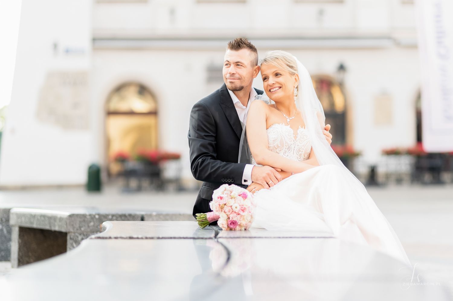 Para młoda na rynku w Krakowie o poranku, sesja ślubna