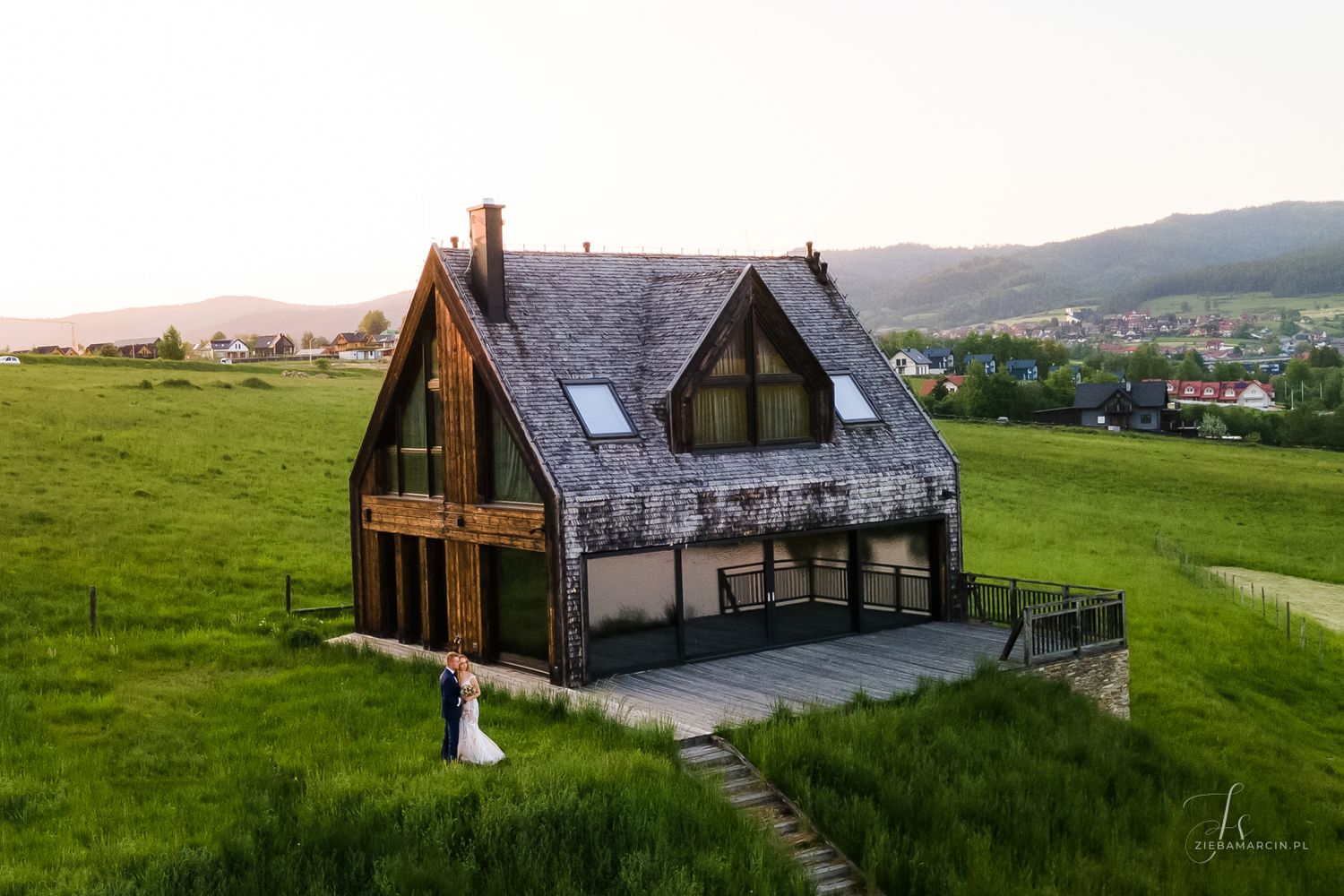 Para młoda, ujęcie sfotografowane dronem nad Jeziorem Czorsztyńskim, fotograf ślubny Podhale