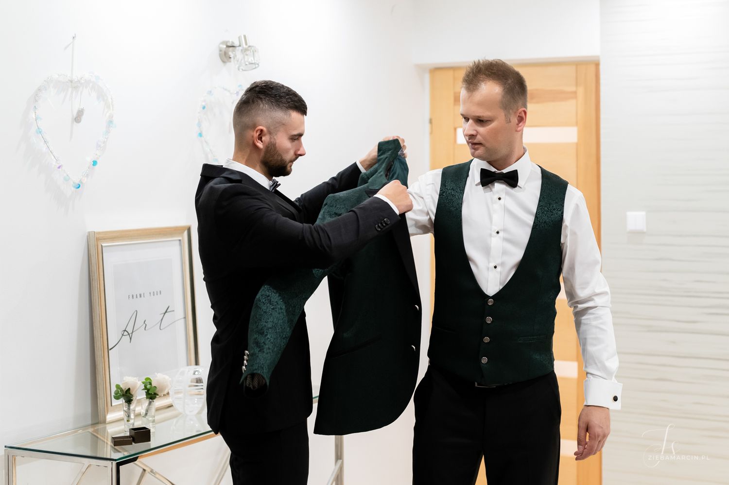 Przygotowania pana młodego ze świadkiem, fotografia ślubna Nowy Sącz