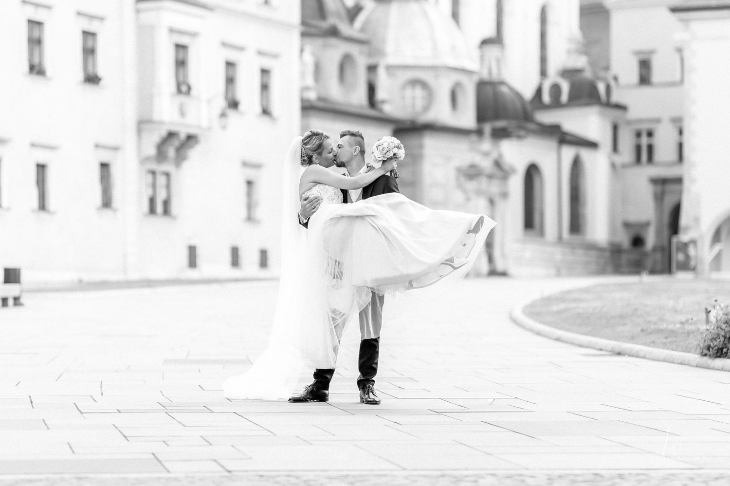 Sesja ślubna na Wawelu o wschodzie słońca, naturalna fotografia ślubna Kraków