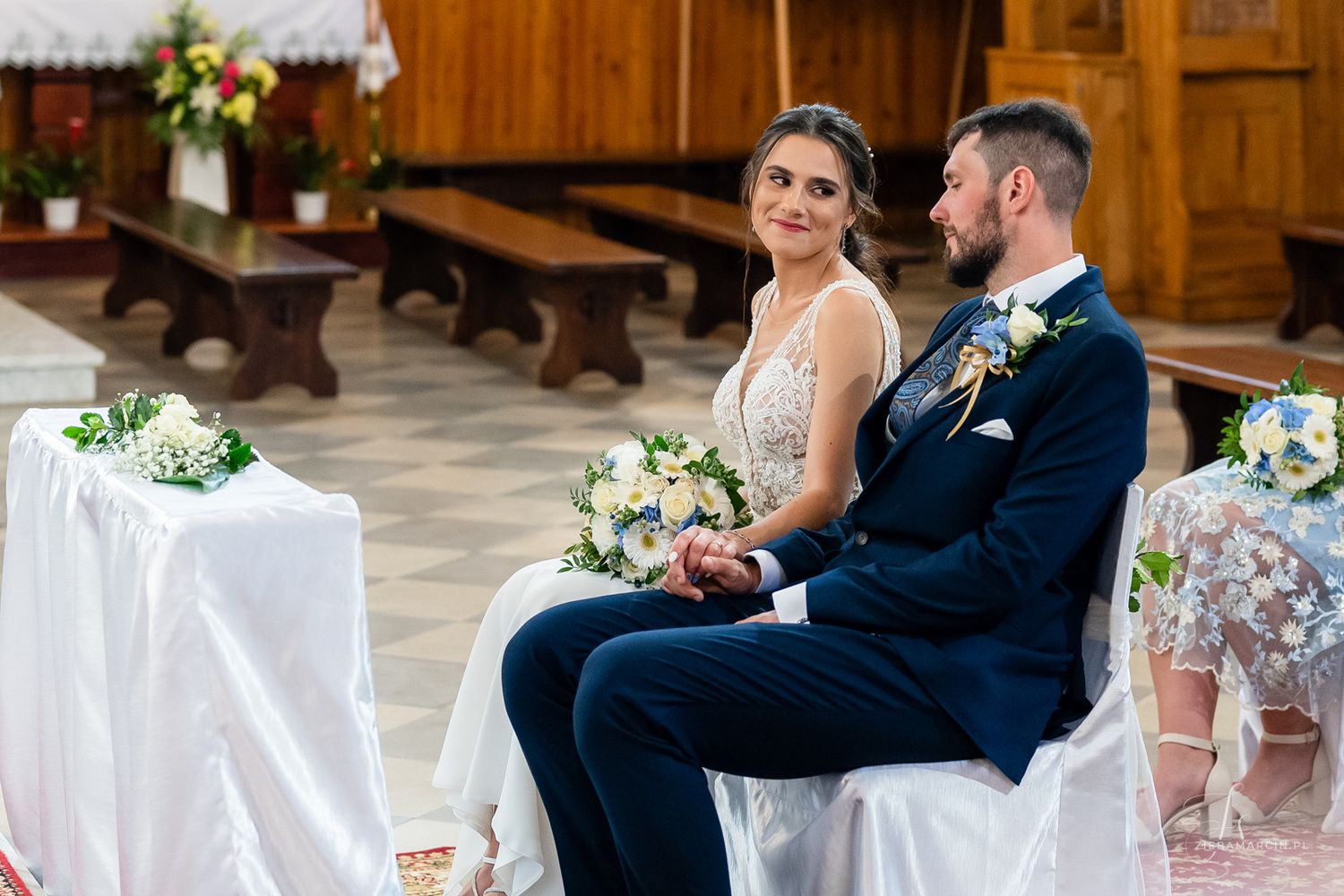 Para młoda przed ołtarzem, fotograf ślubny Zakliczyn